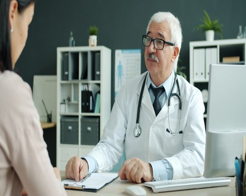 Profesional médico conversando de forma empática